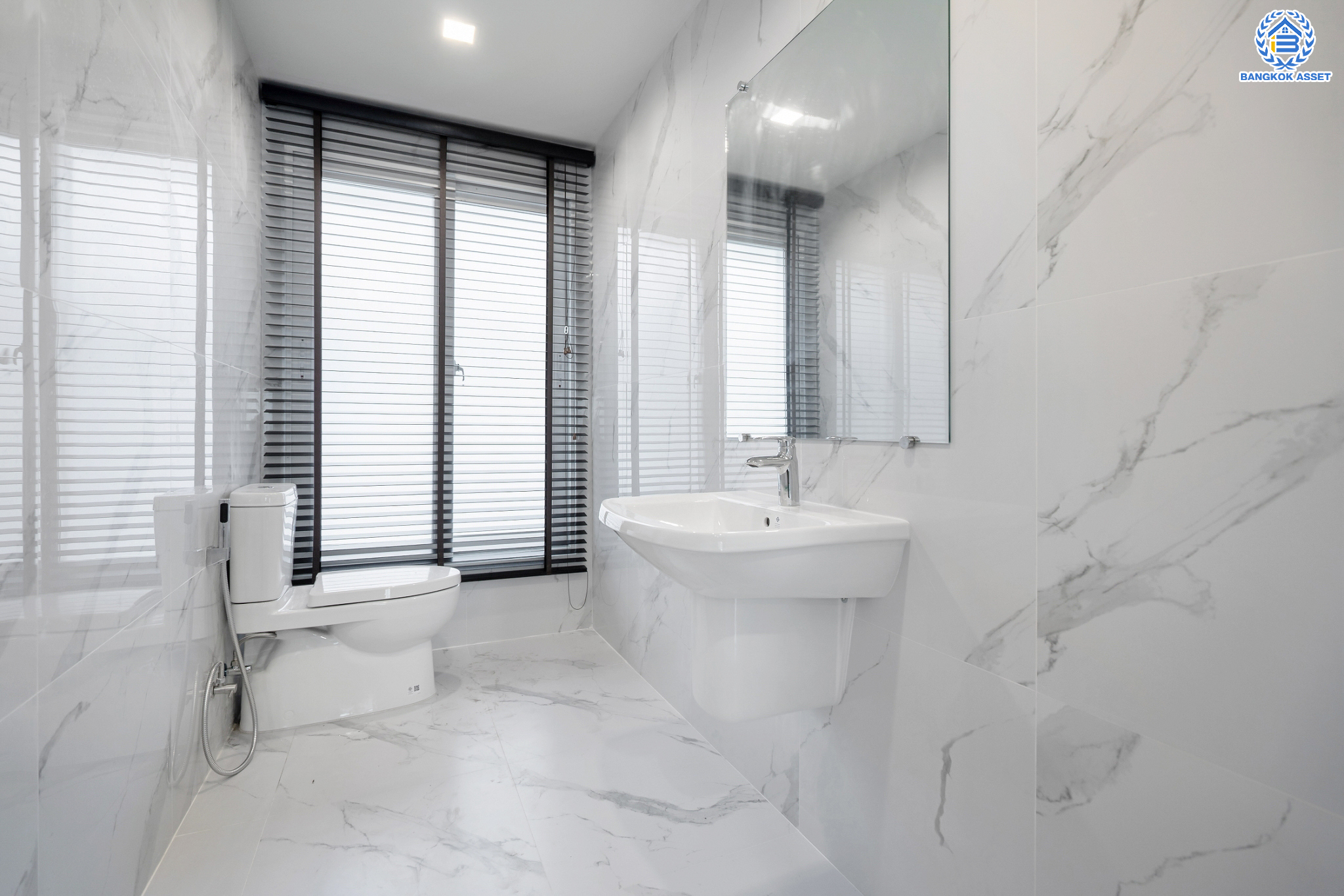 บ้านมือสองตกแต่งใหม่ ม.ลัดดารมย์ วัชรพล แบรนด์ Q.House หลังมุม เนื้อที่ 128 ตร.ว. ฟังก์ชัน 3 ห้องนอน 4 ห้องน้ำ 1 ห้องแม่บ้าน จอดรถได้ 4 คัน Facilities ครบครัน บนทำเลเชื่อมต่อหลายเส้นทาง ถ.รามอินทรา ถ.สายไหม และถ.พหลโยธิน ใกล้สนามบินดอนเมือง ทางด่วน "ศรีรัช" และ เซ็นทรัลรามอินทรา